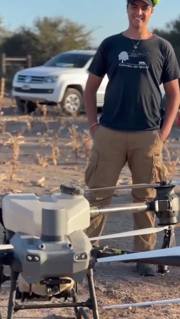 Operador de Vantech junto al dron agrícola en el campo