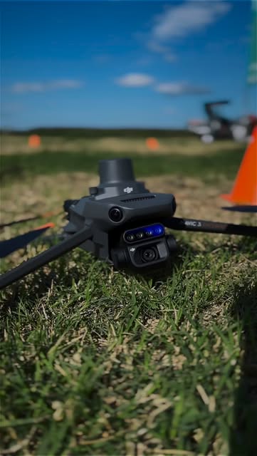 Dron de mapeo con sensores apoyado en el pasto